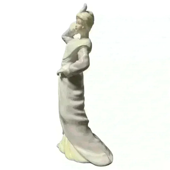 Pretty porcelain lady statuette - Picture 2 of 8